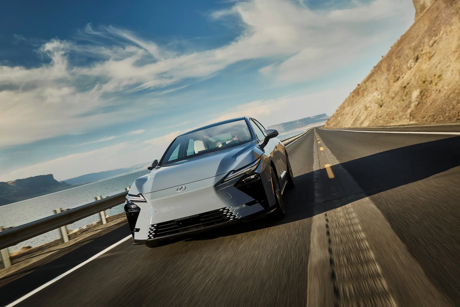 2026_Lexus_ES_350e_021-car-back-catalogue