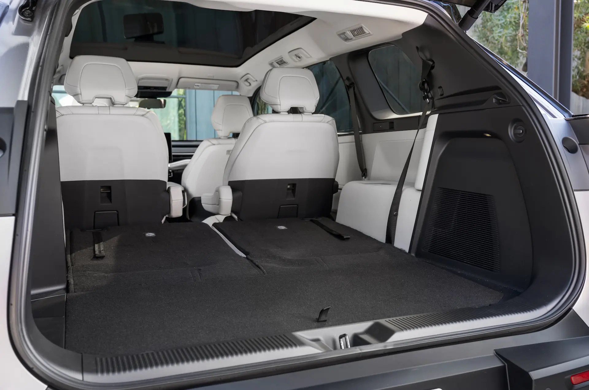 content/2026/02-feb/img/2027_Toyota_Highlander_Limited_MistyGray_003