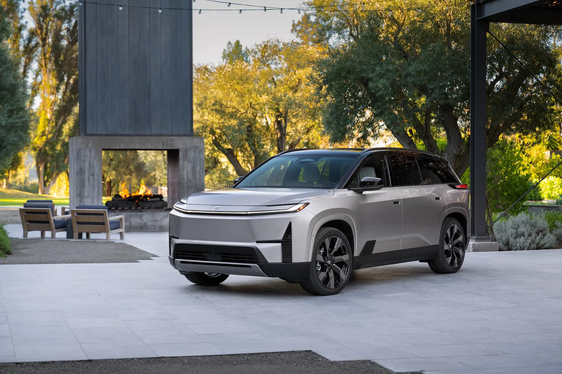 2027_Toyota_Highlander_Limited_Spellbound2Tone_004