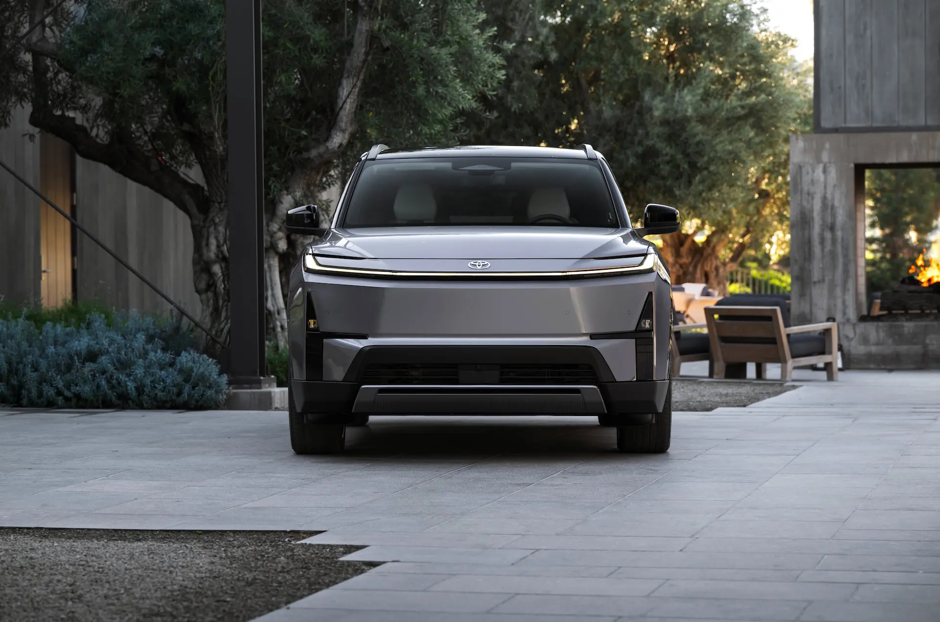 2027_Toyota_Highlander_Limited_Spellbound2Tone_007